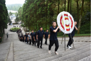 賡續(xù)井岡山精神，向革命烈士敬獻(xiàn)花圈